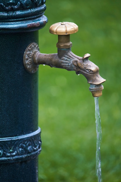 Photo gros plan, de, vieux-style, colonne, à, eau potable, dans, parc public