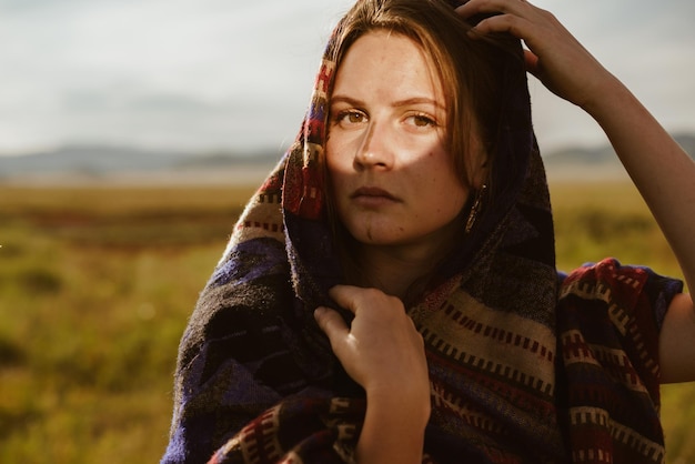 Gros plan visage de beauté naturelle sans maquillage fille couverte de cape tête et épaules