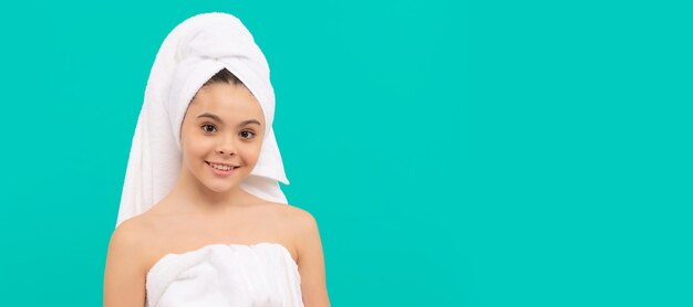 Gros plan visage d'enfant fille traitement du visage heureux enfant dans la tour de bain tenir crème pour la peau cosmétiques peau