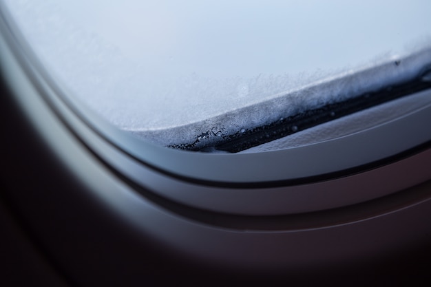 Gros plan de vitre gelée dans l'avion.