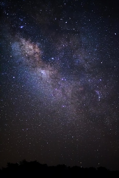 Gros plan de la voie lactée avec des étoiles et de la poussière spatiale dans l'univers Photographie longue exposition avec grainxAxA