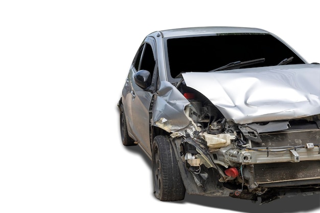 Un gros plan d'une voiture cassée sur un fond blanc.