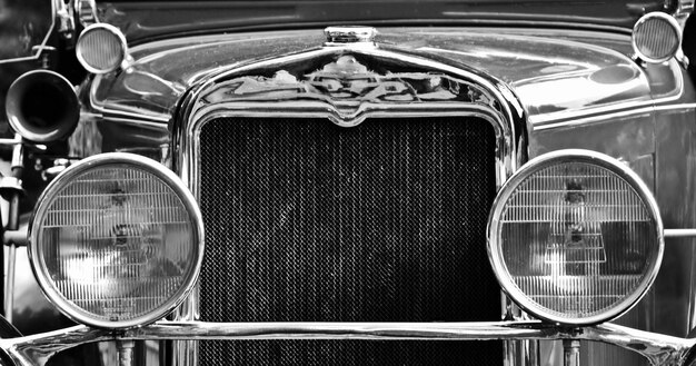 gros plan d'une voiture classique monochrome avant