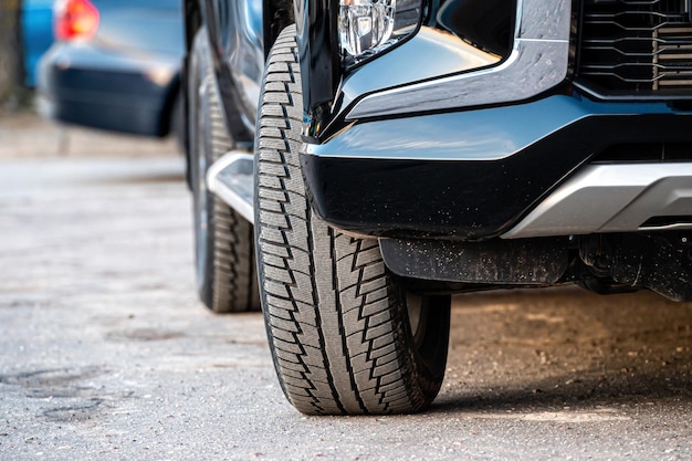 Gros plan d'une voiture garée du côté d'une rue de la ville