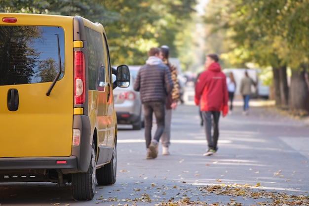 Gros plan d'une voiture garée illégalement contre les règles de circulation sur le côté rue piétonne de la ville