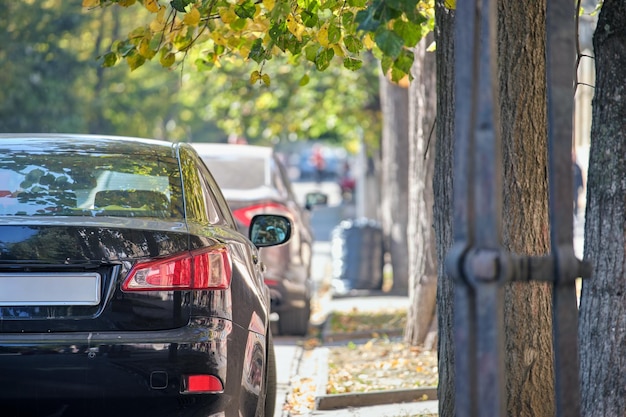 Gros plan d'une voiture garée illégalement contre les règles de circulation sur le côté rue piétonne de la ville