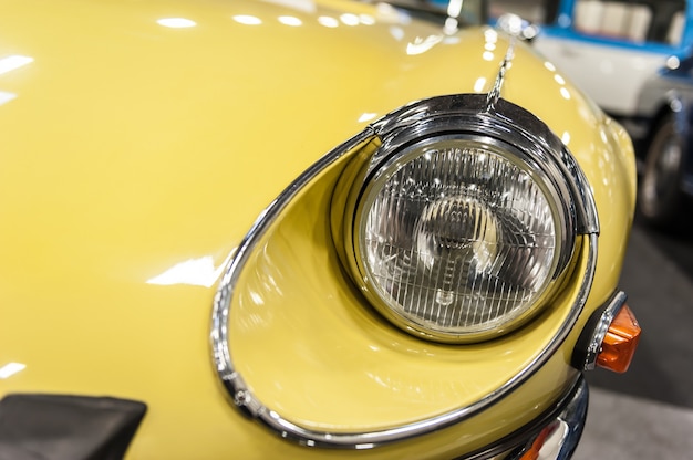 Gros plan d&#39;une voiture jaune vintage