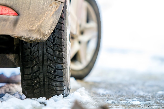 Gros plan, voiture, roue, hiver, pneu, neigeux, route