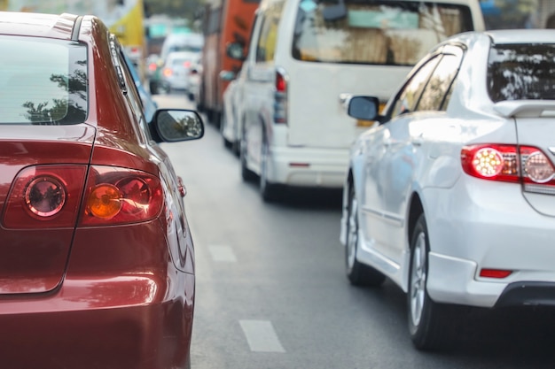 gros plan sur la voiture rouge coincé dans les embouteillages