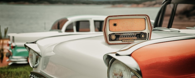 Gros plan d'une voiture vintage et rétro redio