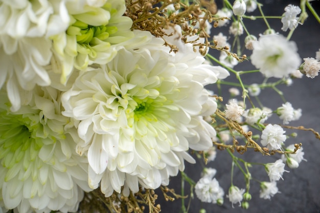 gros plan vue de dessous fleurs de mariage blanc sur fond sombre