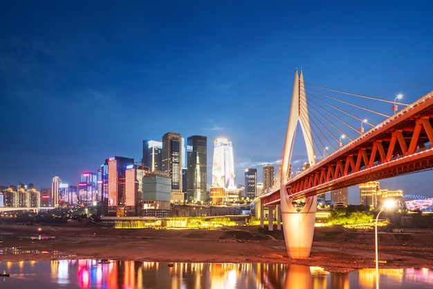 Gros plan de la vue nocturne de la rue du pont de Chongqing Qiansimen