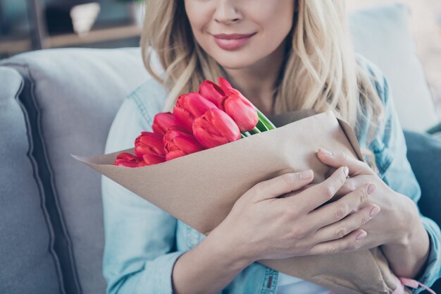 Gros Plan Vue Recadrée Portrait De Femme Rêveuse Assise Sur Le Divan Tenir Fleur