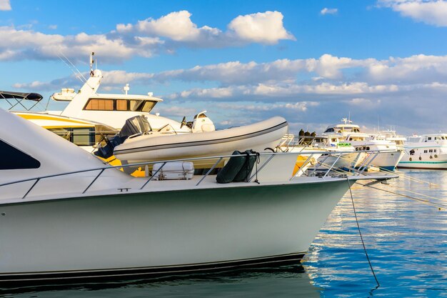 Gros plan sur un yacht de luxe blanc dans un port maritime d'Hurghada, en Égypte. Marina avec bateaux touristiques sur la mer Rouge