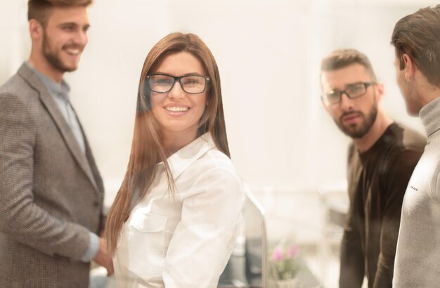 Gros planemployés debout dans le concept d'entreprise de bureau