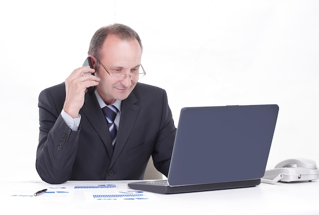 Gros planhomme d'affaires sur le lieu de travail au bureau