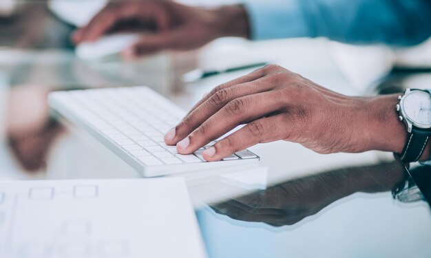 Gros planhomme d'affaires tapant sur un clavier d'ordinateur photo avec copie