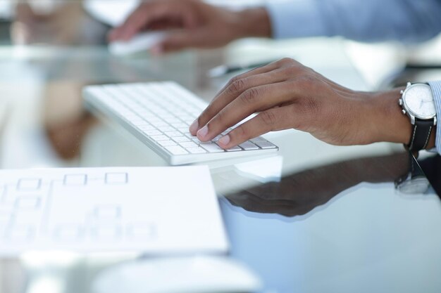 Gros planhomme d'affaires tapant sur un clavier d'ordinateur photo avec espace de copie