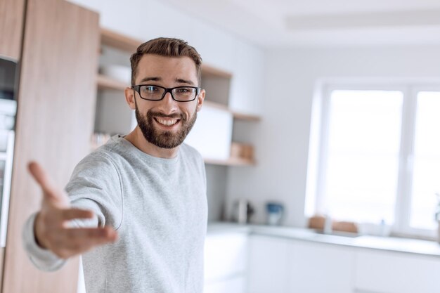 Gros planjeune homme debout dans la cuisine