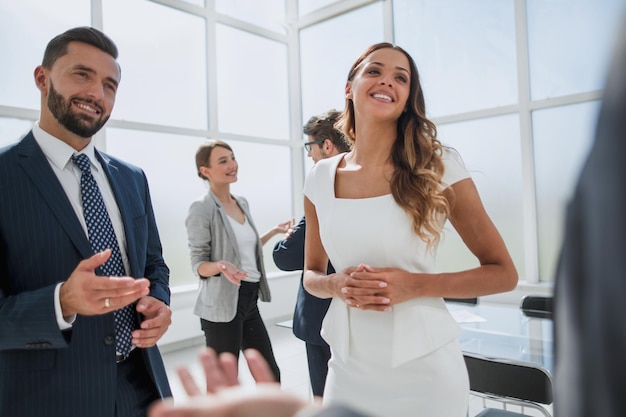 Gros planles employés de l'entreprise parlent au client du concept de travail d'équipe