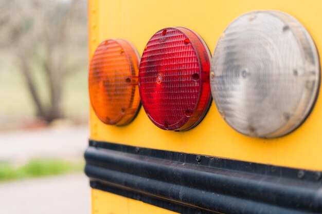 Gros plans d'un autobus scolaire jaune lors d'une sortie sur le terrain.