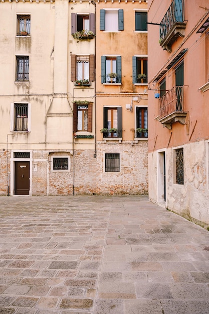 Gros plans de façades de bâtiments à venise italie anciennes façades de rue de bâtiments pêche et jaune