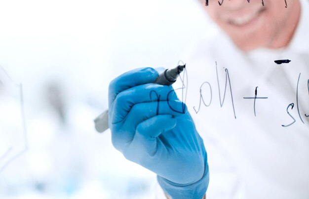 Gros planun scientifique concentré prend des notes sur le Conseil