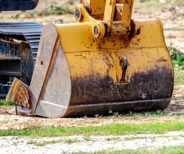 Gros pneu de camion sur chantier