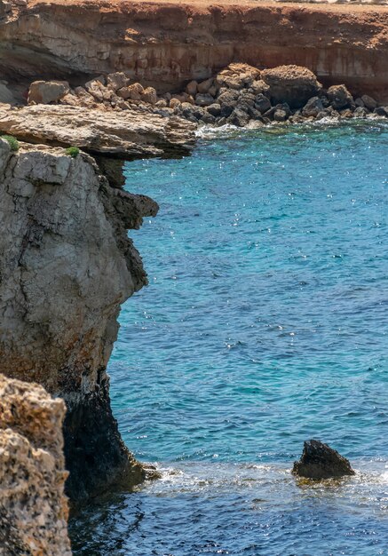 Un gros rocher s'est détaché de la falaise côtière.