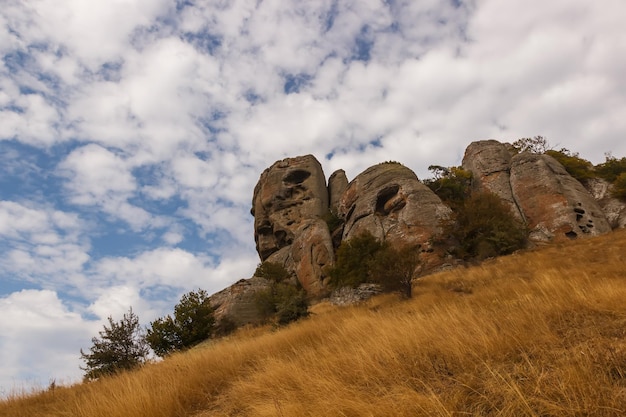 De gros rochers au sommet du sentier dans le massif du Demerdzhi