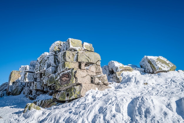 Gros rochers au sommet de la montagne Szrenica