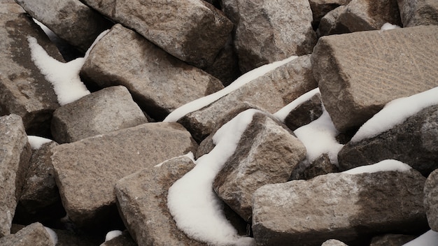 Gros rochers avec de la neige sur la pierre