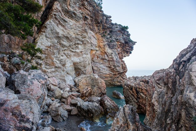 Gros rochers près de la falaise au bord de la mer