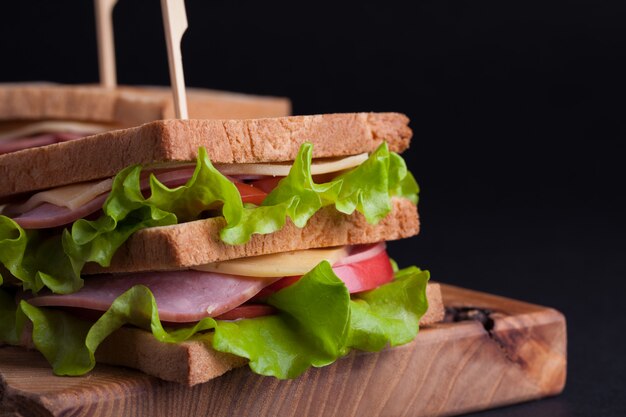 Gros sandwich au jambon et au fromage.