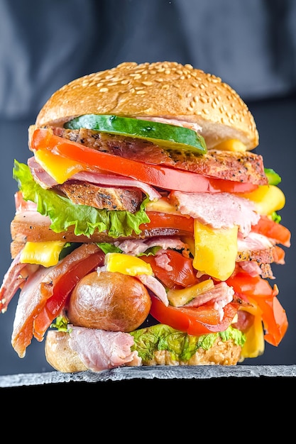 gros sandwich ou burger rustique, viande avec pain blanc ou brioche, deux saucisses, délices fumés