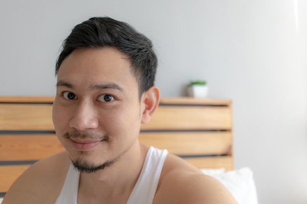 Gros sourire visage heureux de l&#39;homme asiatique dans sa chambre le matin.