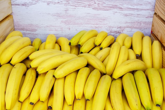 Un gros tas de bananes jaunes appétissantes dans un espace de copie de boîte de conteneur