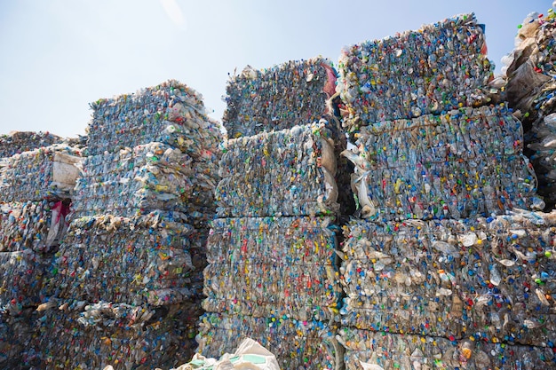 Gros tas de déchets de bouteilles en plastique dans l'usine pour attendre le recyclage