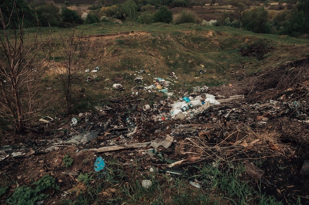 Gros tas d'ordures à la campagne