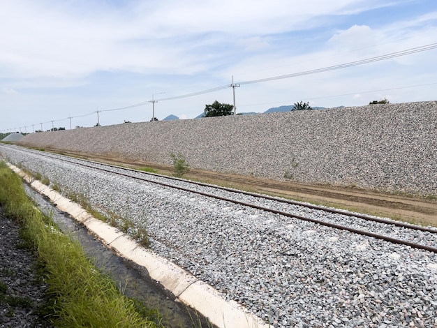 Le gros tas de pierres le long de la voie ferrée pour la construction d'un chemin de fer à double voie