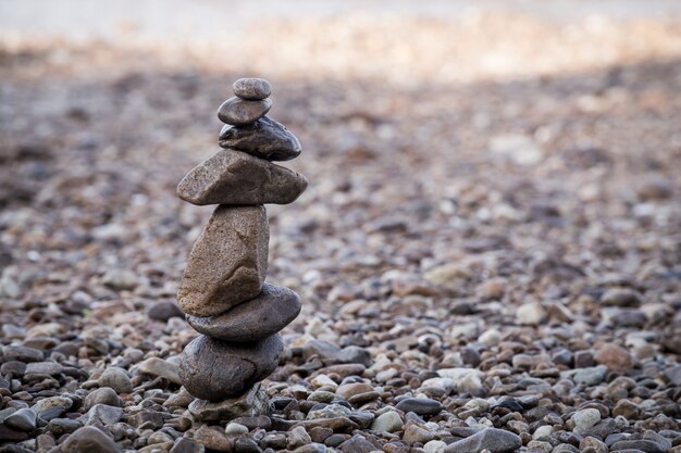 Gros tas de pierres zen sur la plage