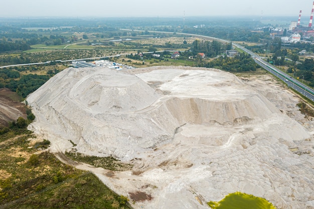 Gros tas de sable sur une carrière de sable