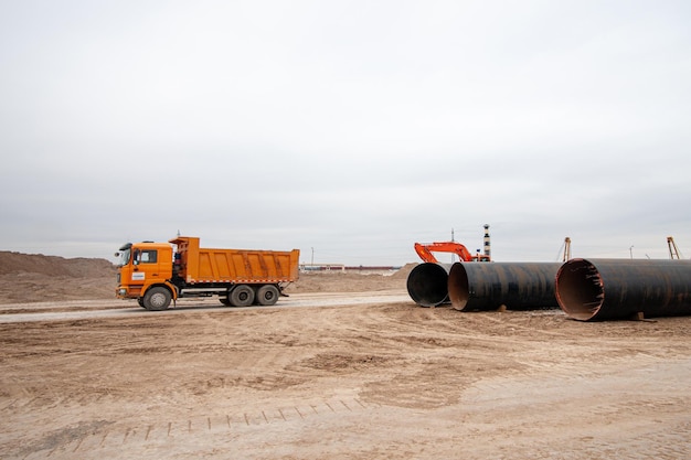 Les gros tuyaux au chantier de construction