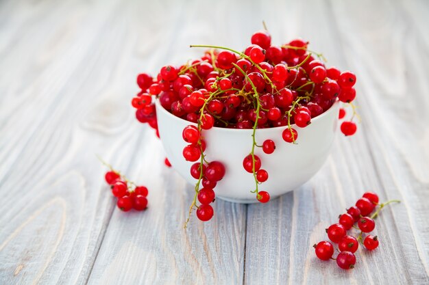 Groseille rouge fraîche dans un bol blanc