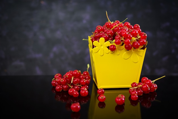 Groseille rouge sur une surface sombre