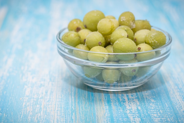 Groseilles congelées dans un bol en verre