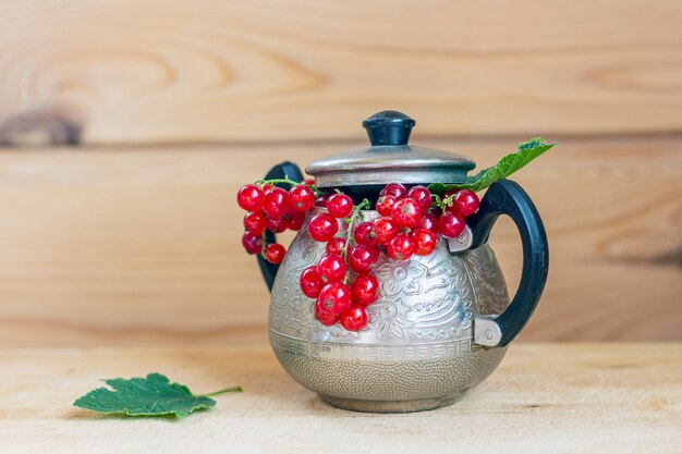 Groseilles rouges dans une belle boîte rare vintage. Nature morte rurale. Production d'aliments biologiques naturels.