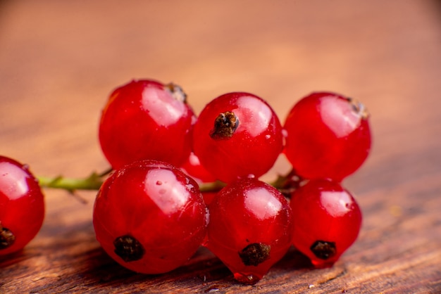 Groseilles rouges sur fond de bois