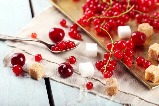 Groseilles rouges fraîches avec du sucre sur la table se bouchent