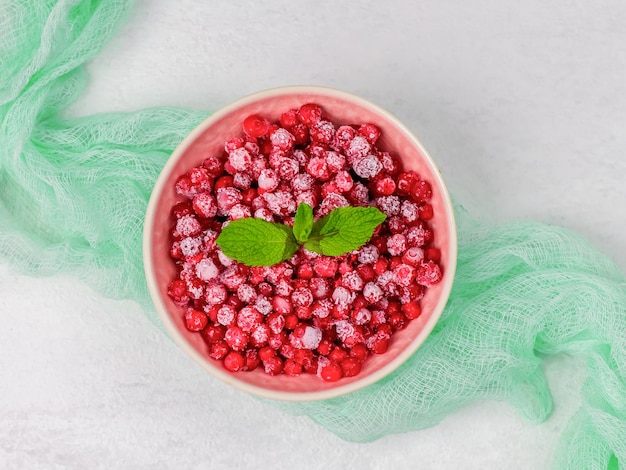 Groseilles rouges surgelées dans une assiette